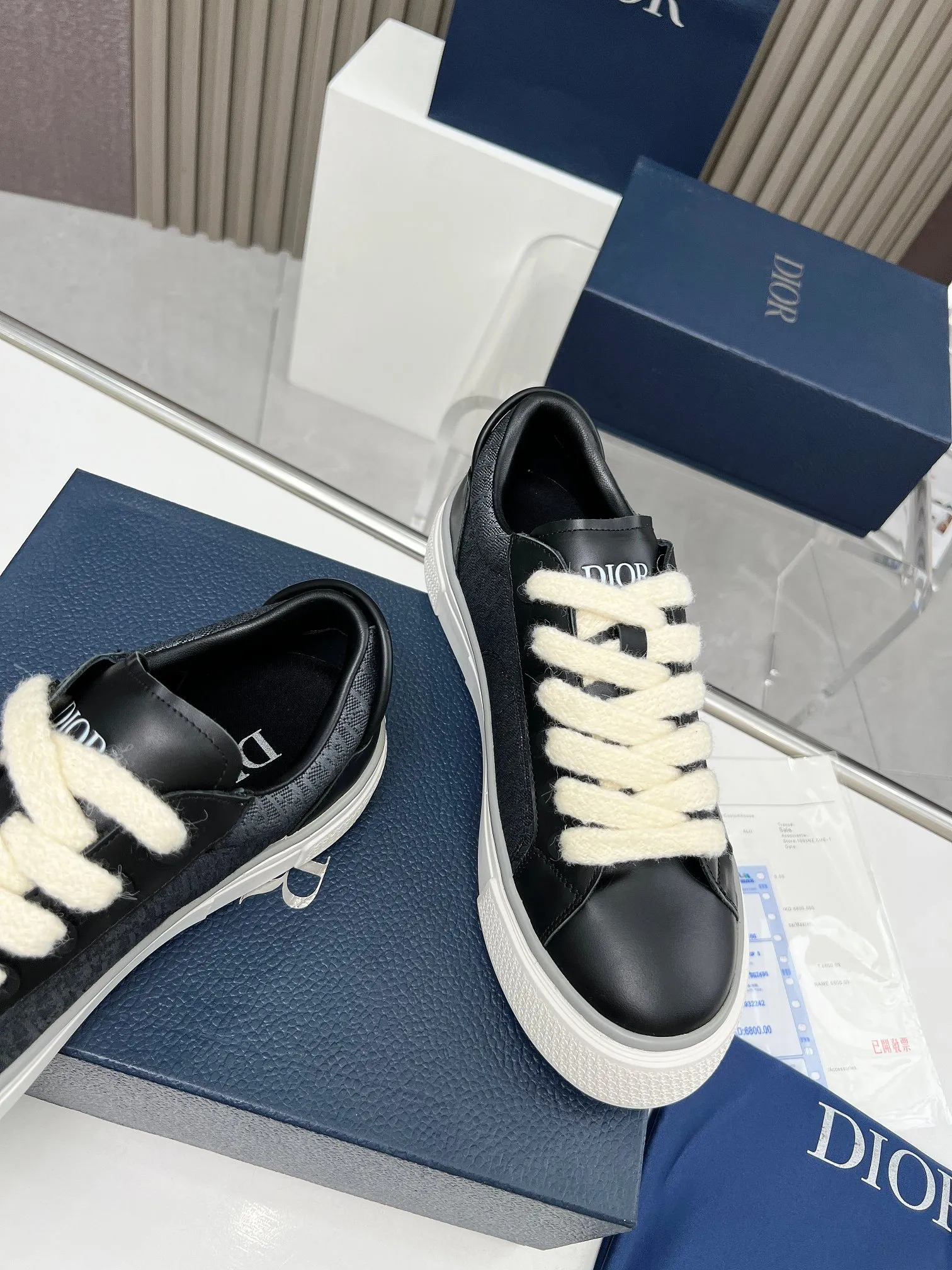 👟👟Ex-factory price 560👟👟 Embroidery +20, DIOR Dior B33 couple's casual shoes - black embroidered model 2024 spring new style, a new interpretation of the classic tennis shoes, the fashionable silhouette highlights the heavy texture, carefully made of black silk matte cowhide, decorated with three-dimensional embroidered Oblique print panels of the same color, and decorated with Dior It's distinguished by a padded tongue with an embossed logo, wide black mohair laces and tonal brass eyelets with a matte finish. The solid black Oblique print-effect rubber sole is decorated with a contrasting Dior 30 Avenue Montaigne logo on the back to enhance the style and add a fashionable touch to the casual look. Size: Women's 35-40 (34, 41 customized, non-refundable) Men's 39-45 (38, 46 customized, non-refundable)